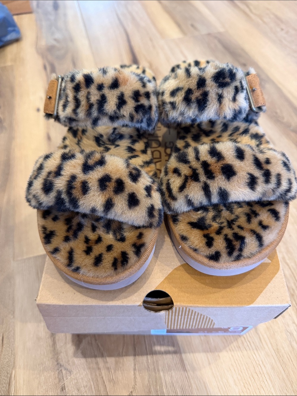 Koolaburra UGG women’s sandals sz 9- NEW with box